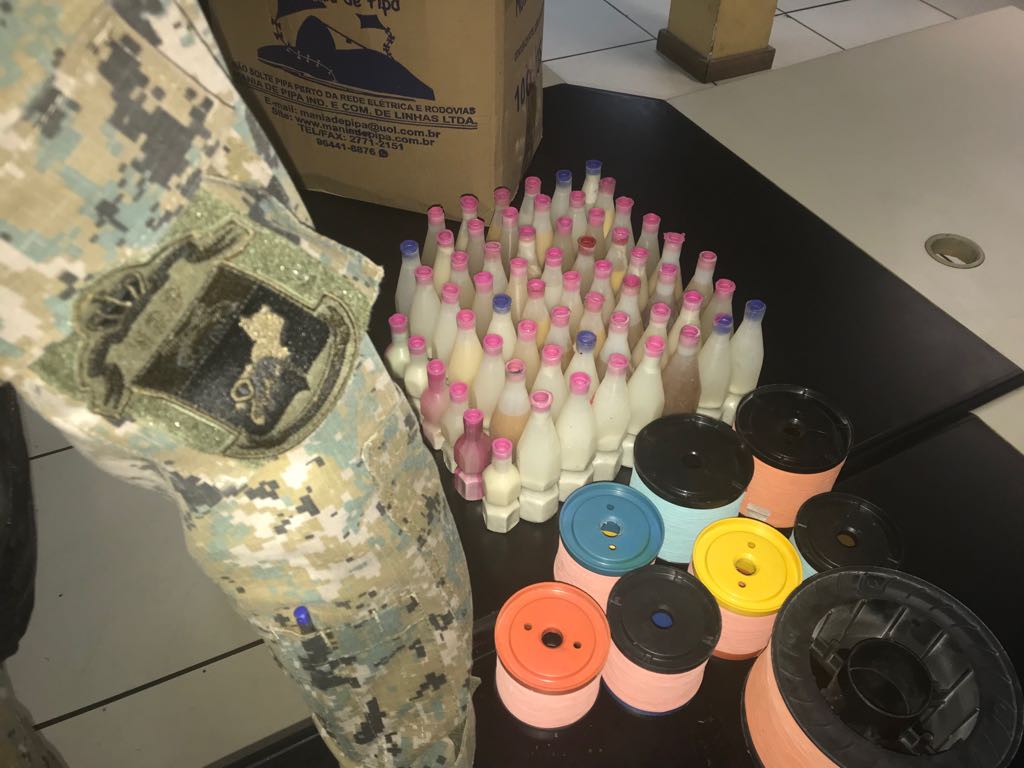 Rolos de linha chilena, frascos de cerol e animais silvestres são apreendidos por policiais ambientais após denúncia