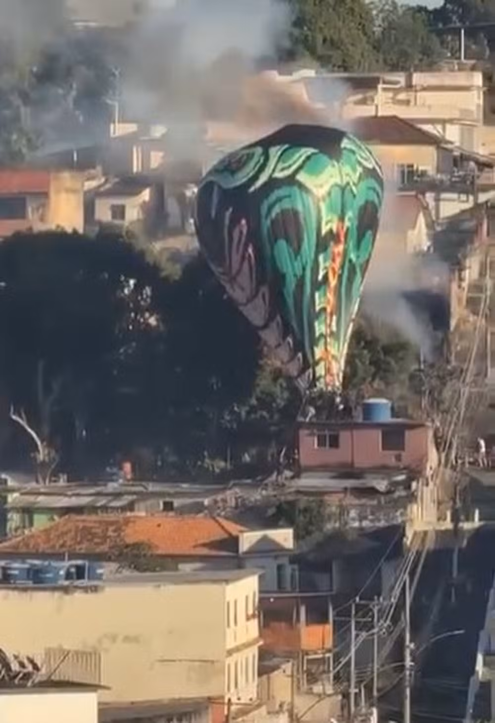 Balão cai em área residencial na Zona Norte do Rio