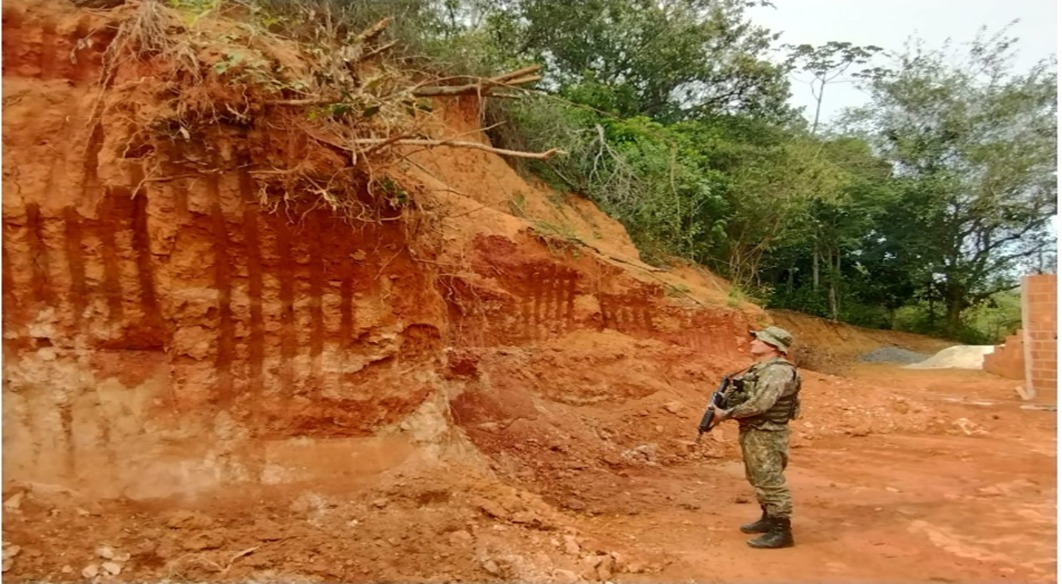 Corte de talude e extração de barro são identificados após denúncia em Magé