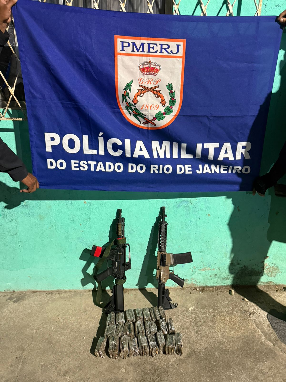 Militares do 3°BPM apreendem fuzis e drogas em Tomás Coelho, com informações do Disque Denúncia