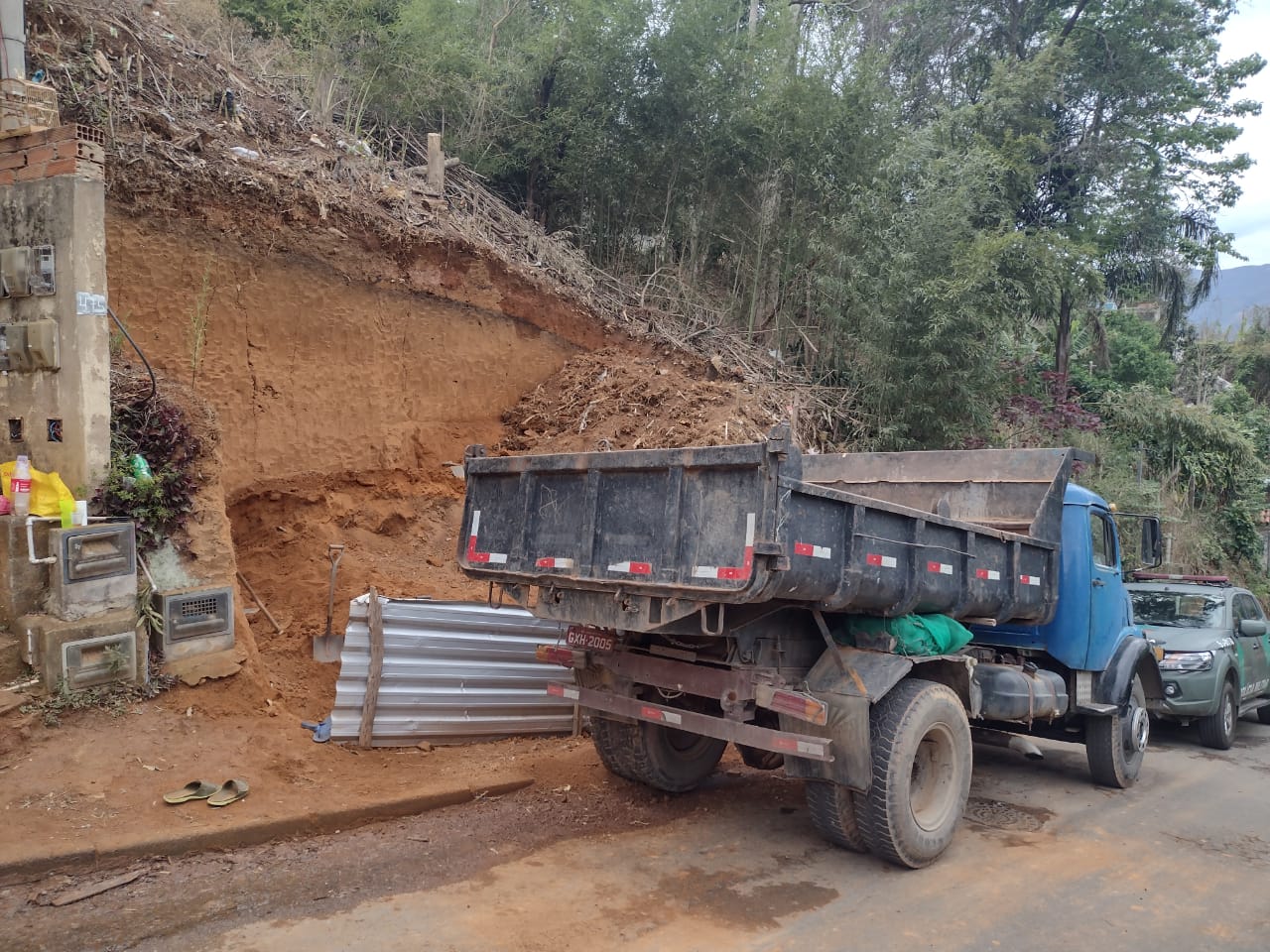 Após denúncia, polícia ambiental encontra extração ilegal de barro em Corrêas