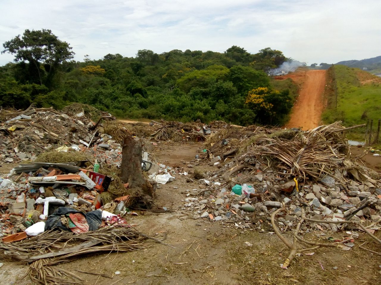 Policiais Ambientais da 8ª UPAm constatam denúncia do Linha Verde sobre despejo irregular de lixo na Região dos Lagos