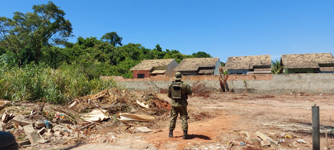 Policiais da 6ª UPAm encontram terreno de 1500 metros quadrados desmatado em Maricá com auxílio do Linha Verde