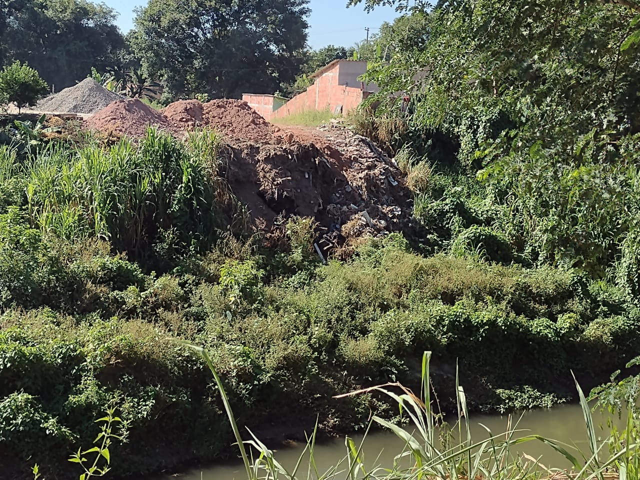 Policiais ambientais flagram despejo de resíduos às margens de rio em Cachoeiras de Macacu com auxílio de informes do Linha Verde