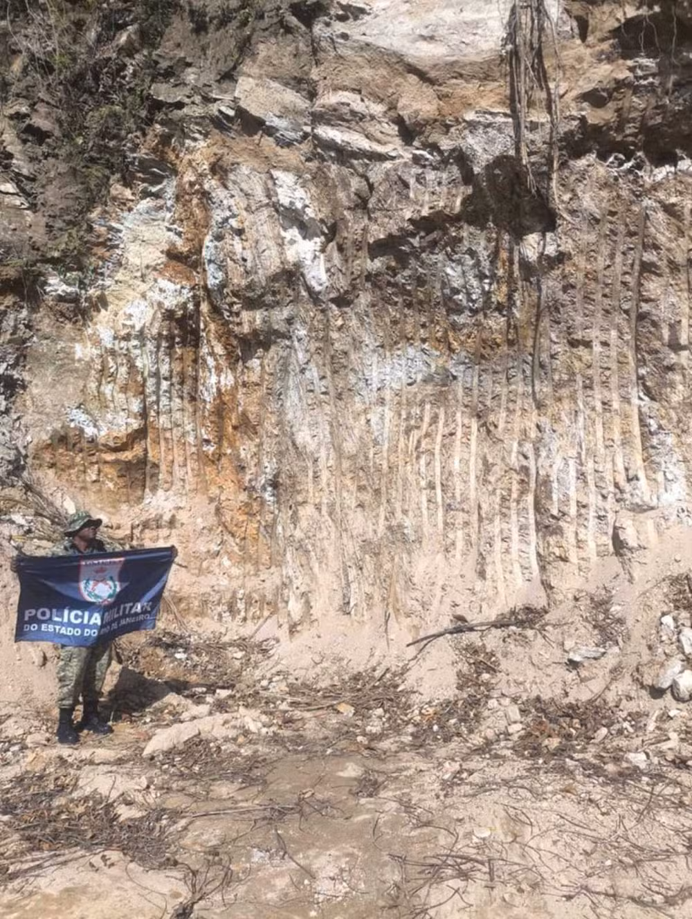 Polícia Ambiental identifica extração irregular de terra em local de preservação permanente em Paraty