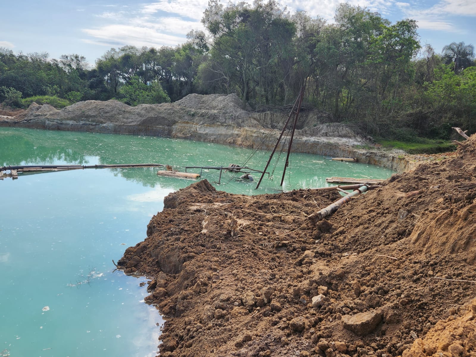 Informação do Linha Verde leva PM a flagrar operação em areal clandestino em Seropédica