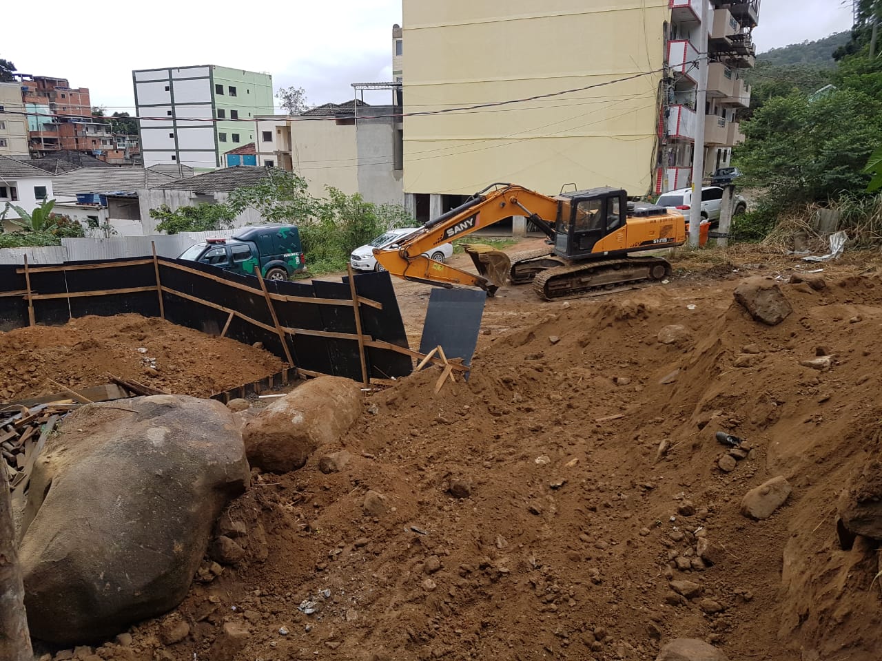 Polícia apreende escavadeira em terreno com mais de 1800 metros quadrados de área degradada na Zona Oeste
