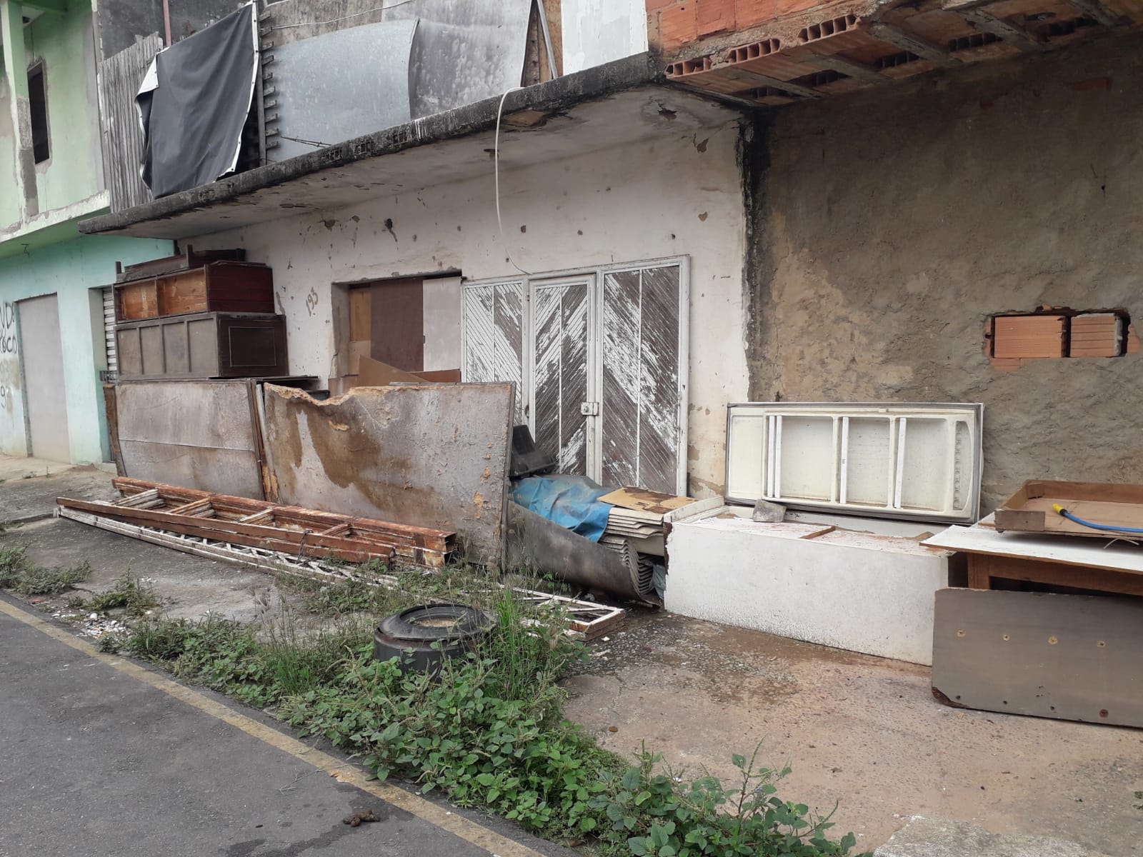 Denúncia do Linha Verde leva polícia a casa onde morador armazenava entulhos para venda em Campos dos Goytacazes