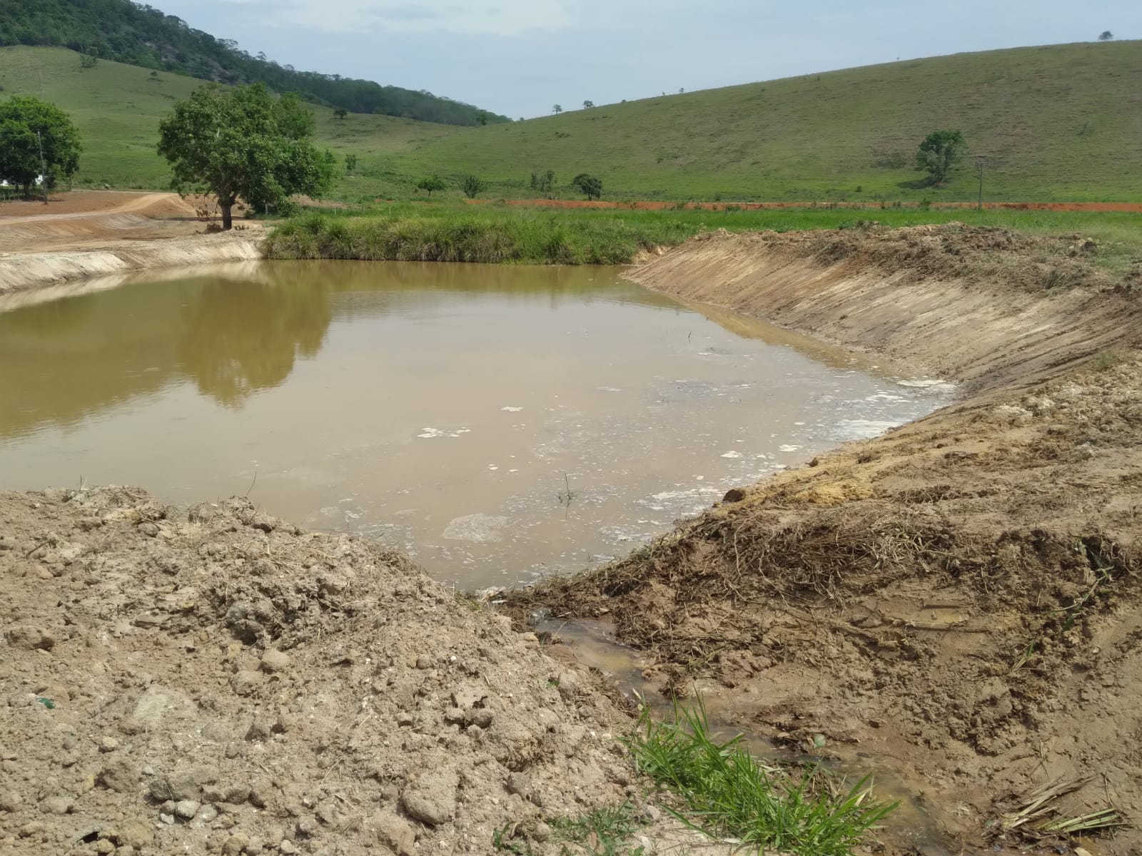 Denúncia ao Linha Verde leva polícia a encontrar construção de açude, desvio de curso de água e aterro em área de preservação no município de Miracema