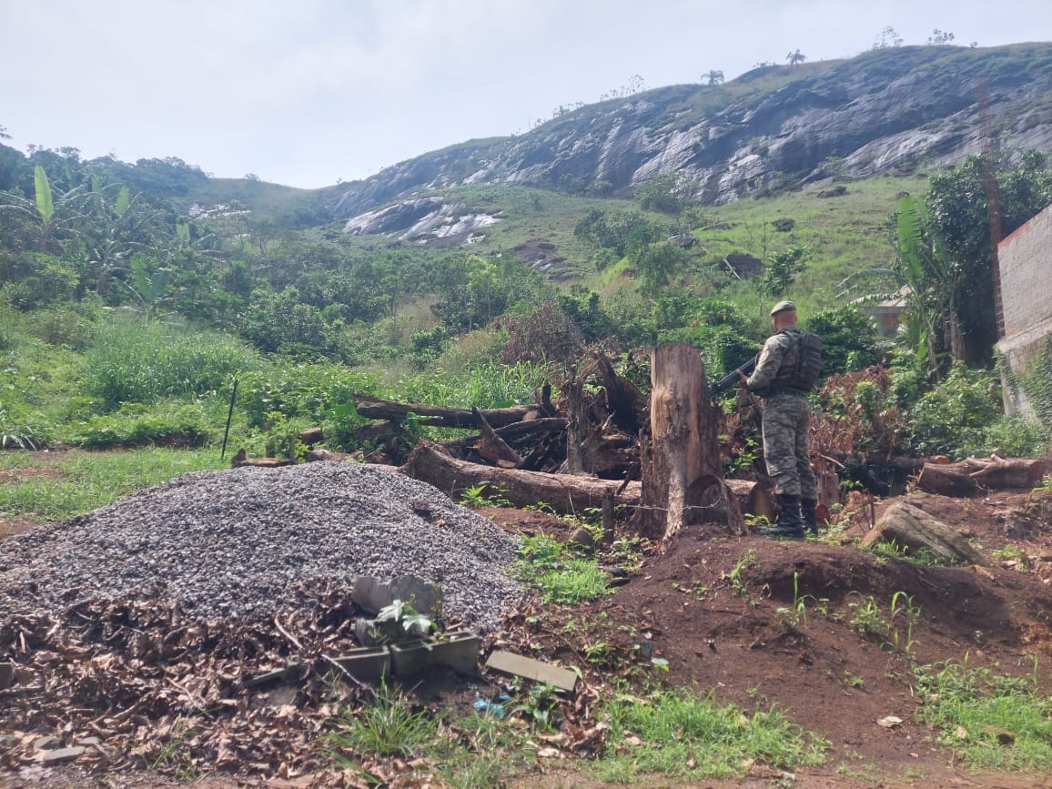 Construção é embargada e polícia encontra corte de árvores em Mangaratiba após denúncia ao Linha Verde