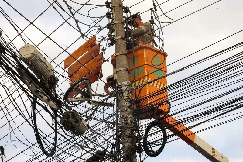 Irregularidades e oito prisões em ações de combate ao furto de energia no Rio e na Baixada
