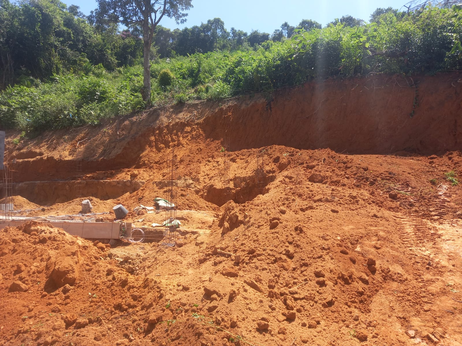 UPAm flagra corte de talude e movimentação do solo em Magé após denúncia