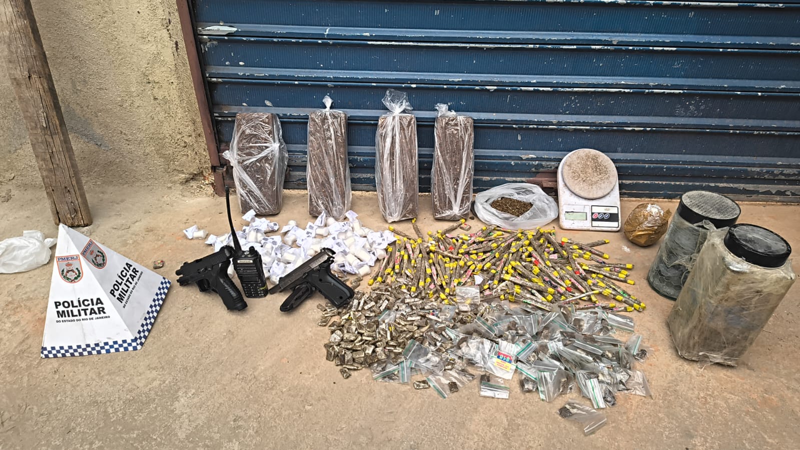 Polícia apreende arma, drogas e material do tráfico em São João de Meriti após denúncia anônima