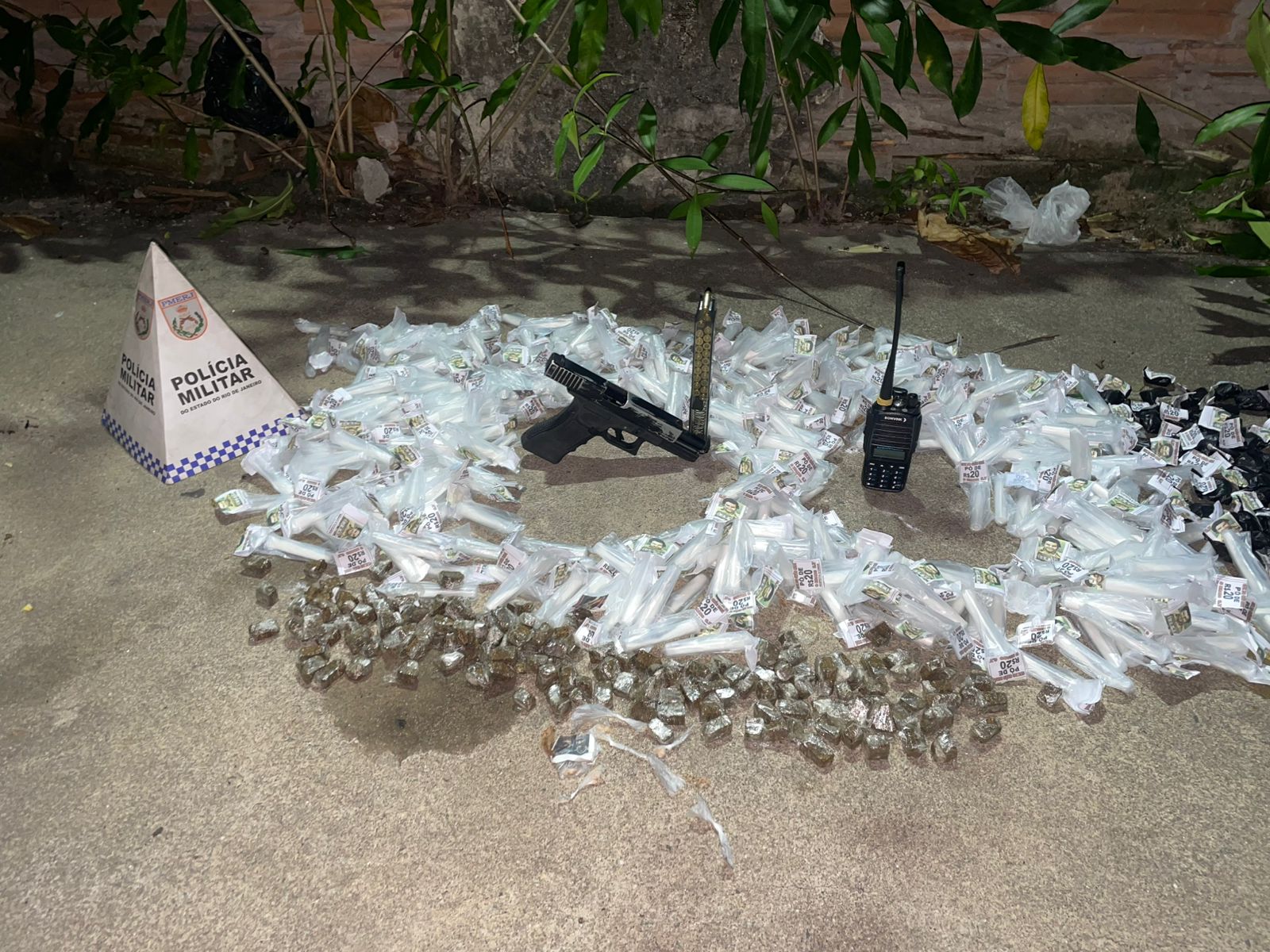 PM apreende pistola, munições e drogas em Nova Iguaçu, na Baixada Fluminense