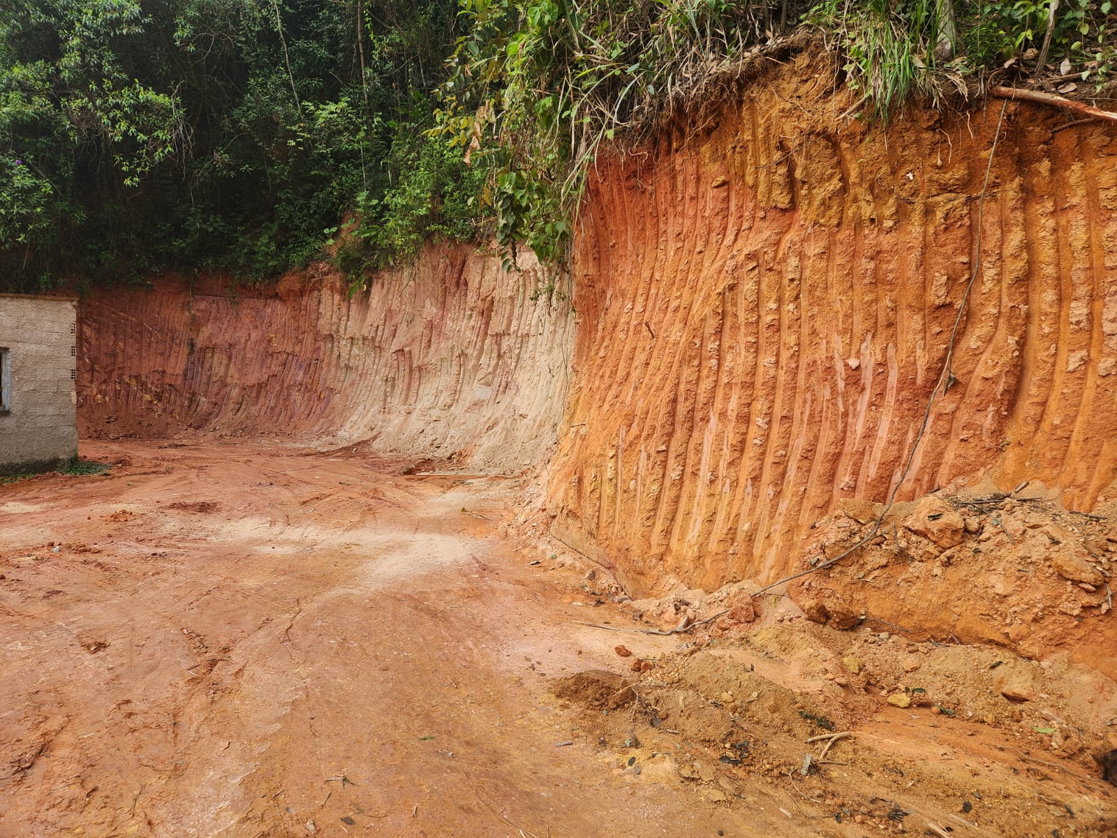 Denúncia de extração mineral leva polícia ambiental a Magé