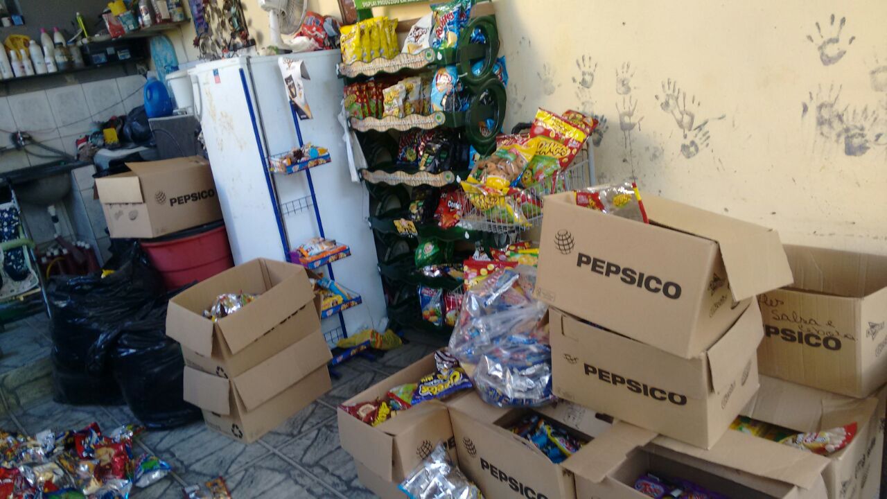 Carga roubada de biscoitos é apreendida em Nova Iguaçu após denúncia
