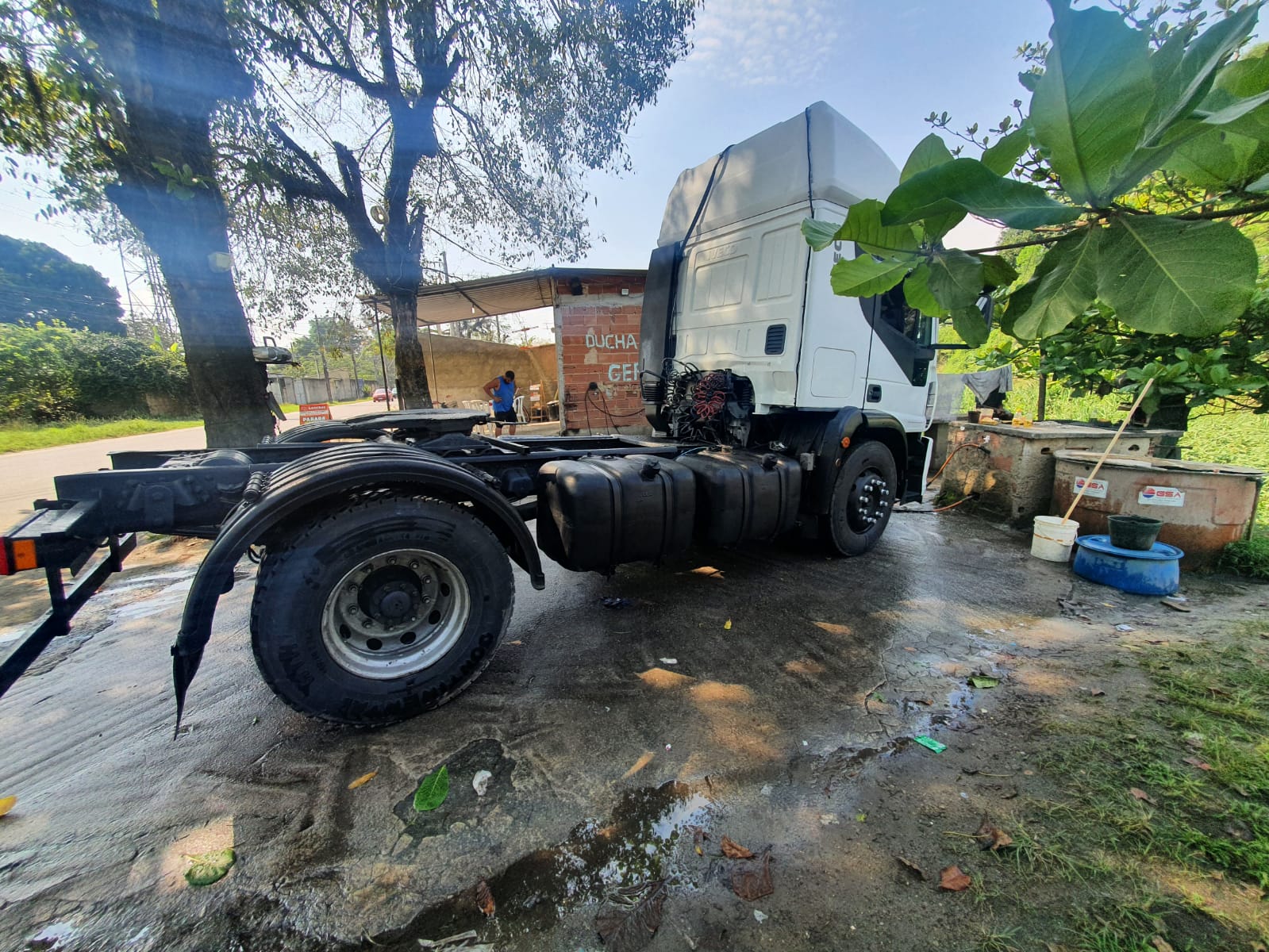 Agentes da polícia ambiental identificam lava jato que operava sem licença em Duque de Caxias após denúncia de contaminação do solo feita ao Linha Verde
