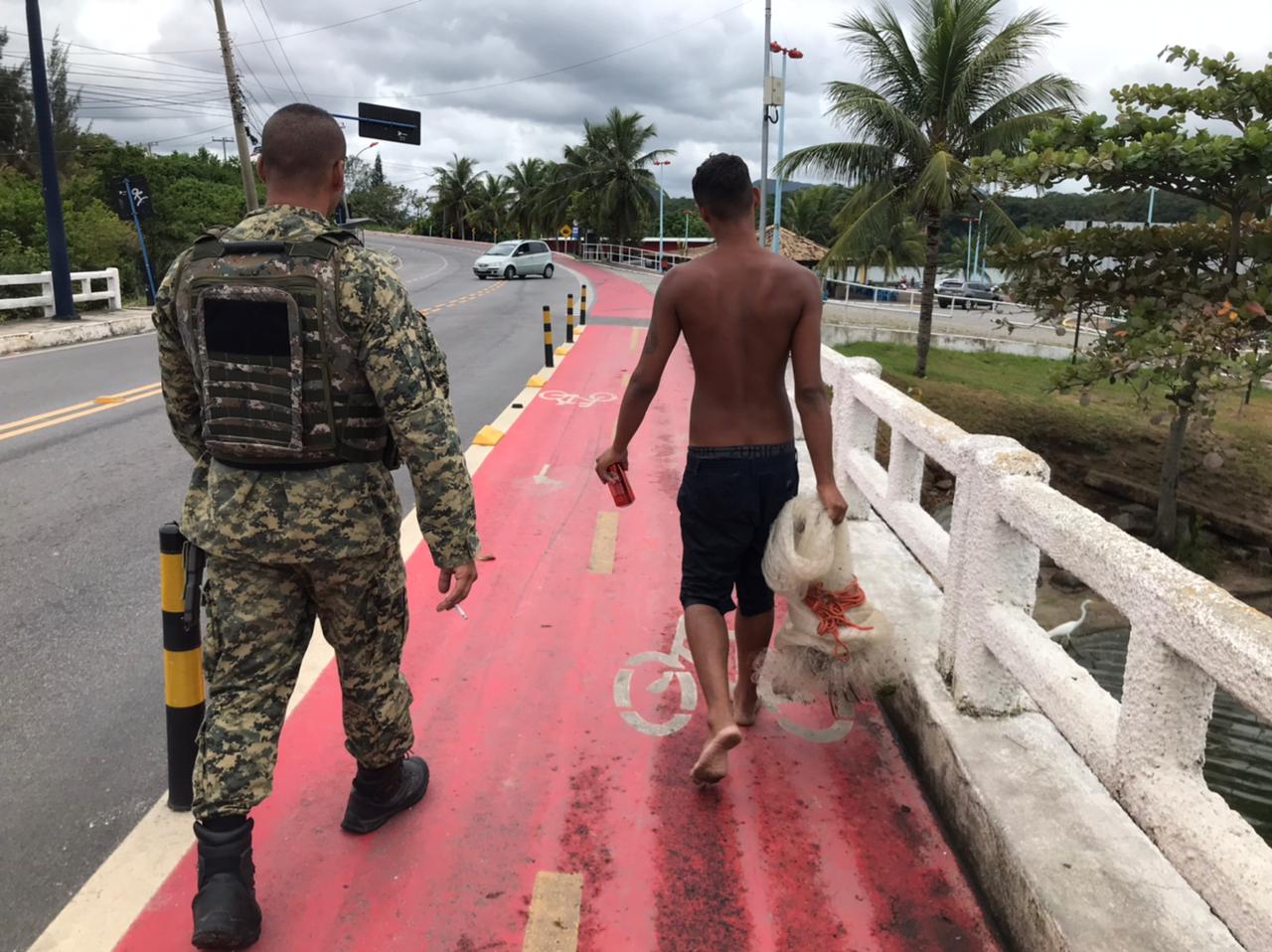 Denúncia de pesca ilegal feita ao Linha Verde leva polícia a deter três homens em Maricá
