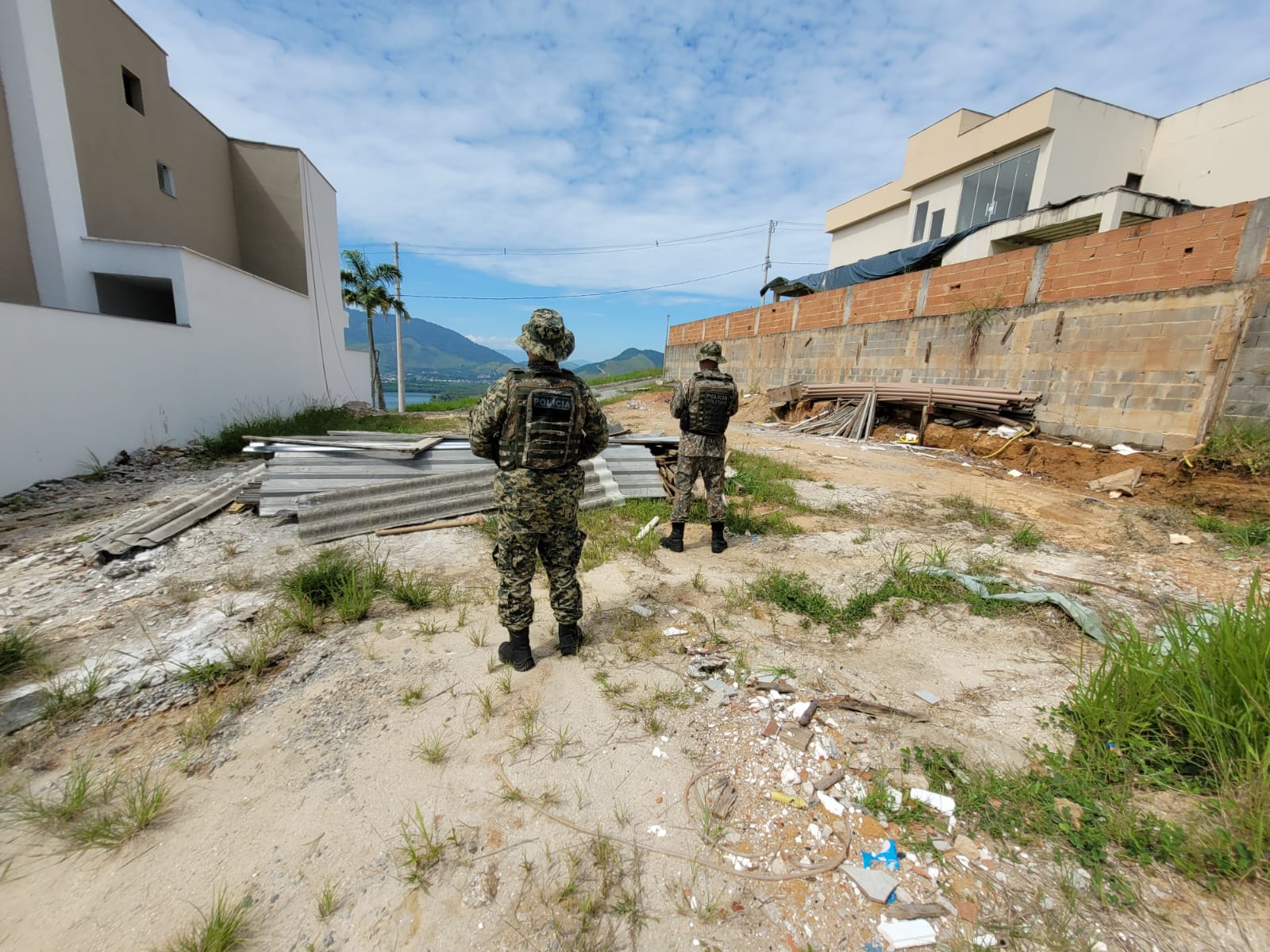 Polícia Ambiental identifica construção irregular e supressão de vegetação no bairro Pontal, em Angra dos Reis