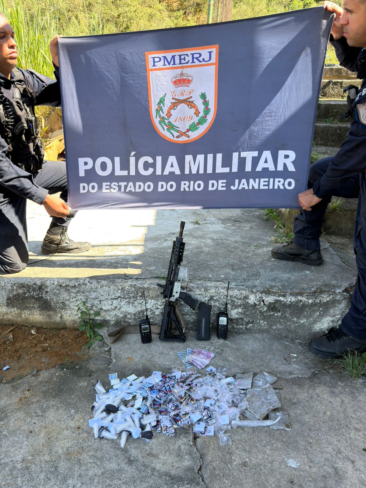 PM apreende fuzil, munições e drogas em Niterói, com apoio do Disque Denúncia