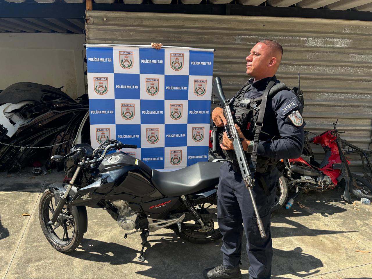 Polícia Militar recupera moto que havia sido roubado, em Belford Roxo, após informação do Disque Denúncia