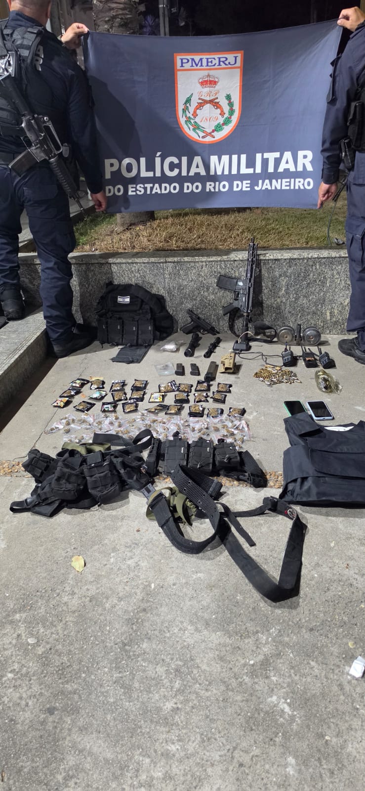 PM apreende fuzil, munições e equipamentos militares em Macaé
