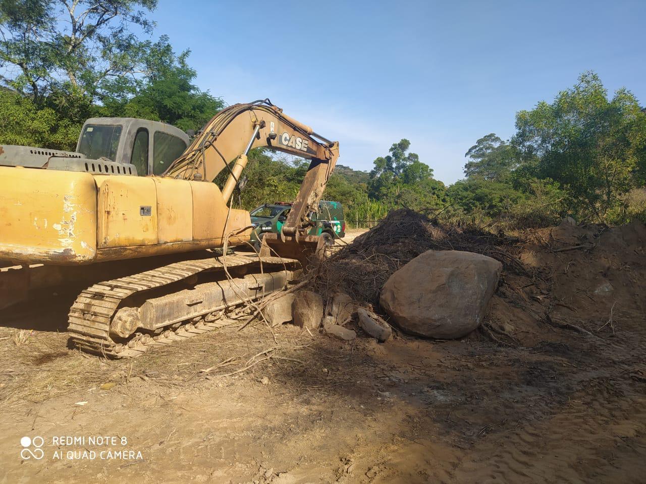 Denúncia sobre desmatamento leva policia ambiental a flagrar extração ilegal de substância mineral em Maricá
