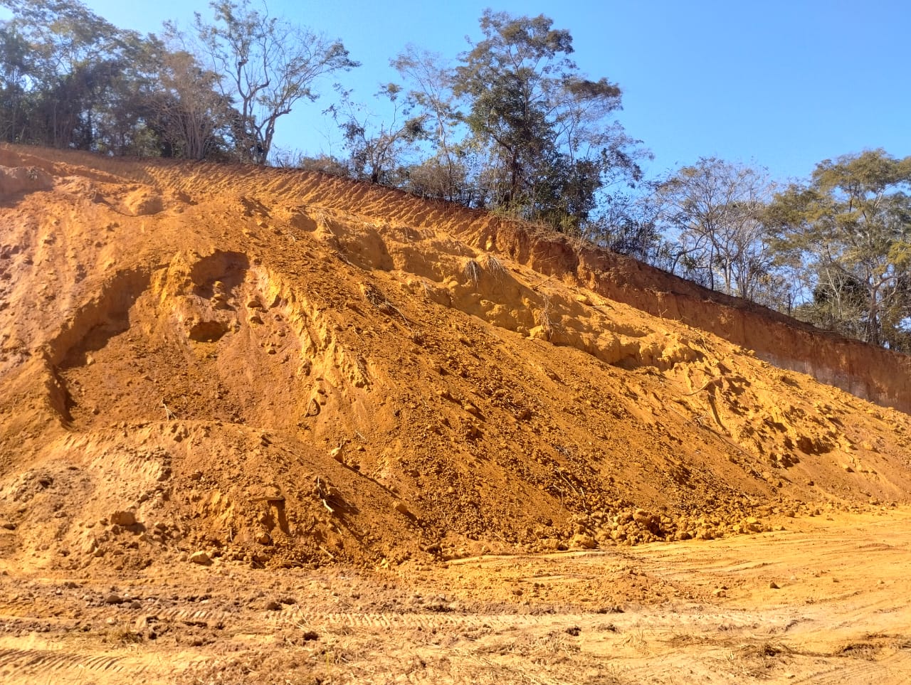 Denúncia leva polícia a encontrar terreno com indícios de extração de barro em Cambuci 