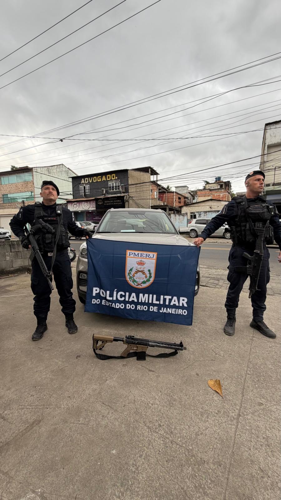 Informações do Disque Denúncia resultam na apreensão de três fuzis, drogas e veículo roubado em Belford Roxo