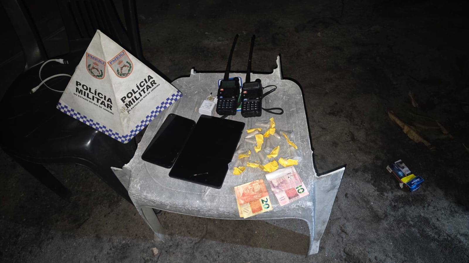 Disque Denúncia ajuda a polícia na apreensão de drogas e à detenção de dois suspeitos em Maricá