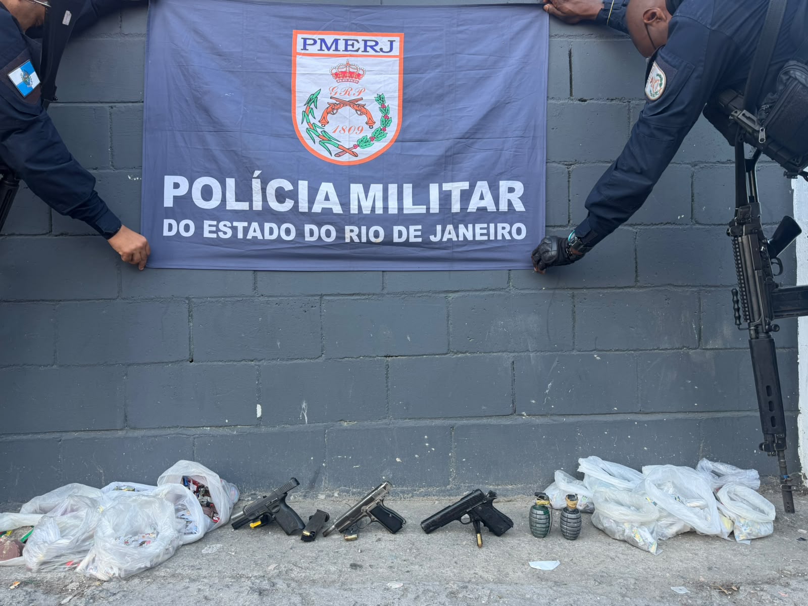 Com informações do Disque Denúncia, 7º BPM apreendeu pistolas e drogas