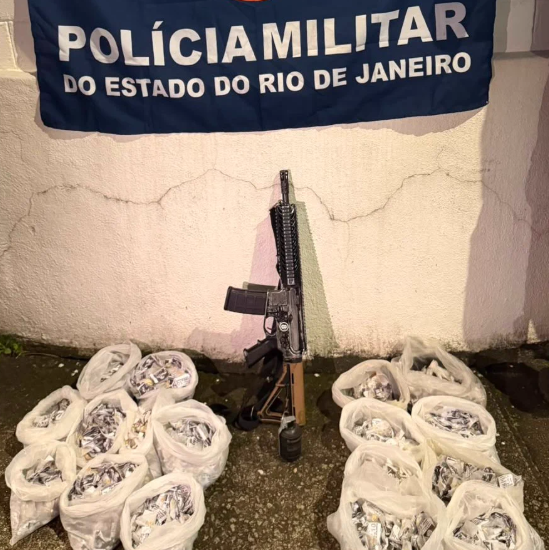 Disque Denúncia ajuda PMs do 15º BPM a apreender fuzil, granada e drogas em Duque de Caxias