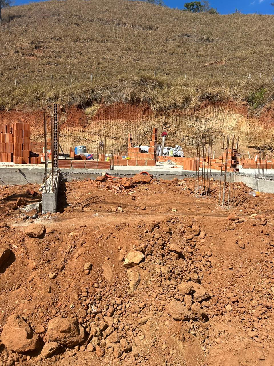 Polícia localiza construção irregular às margens do Rio Paraíba do Sul, em Itaocara, após denúncia ao Linha Verde 