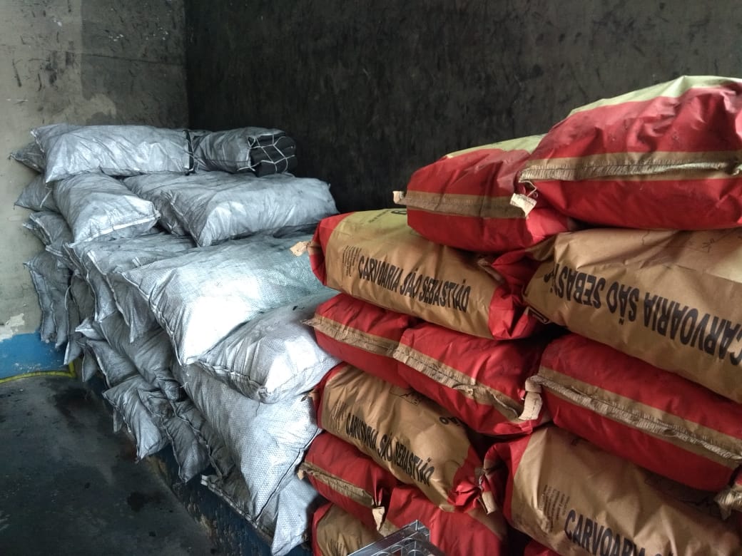 Carvão vegetal sem origem definida é encontrado em loja no Lins de Vasconcelos 
