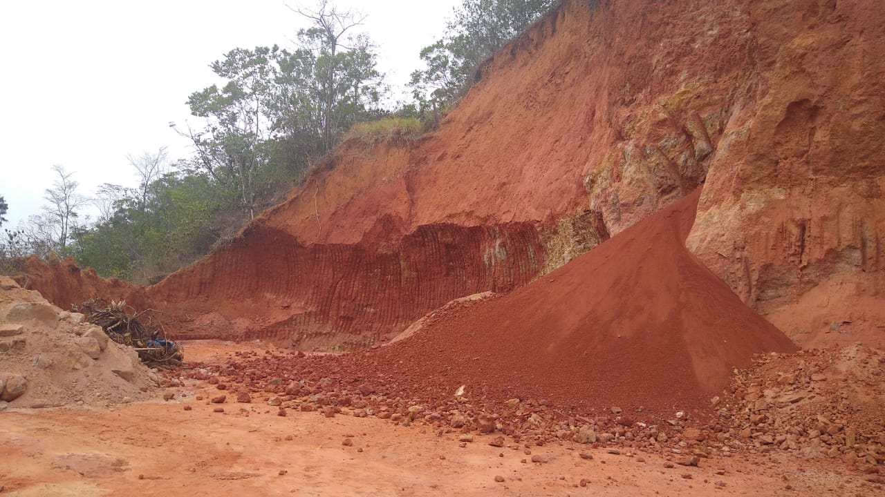 Denúncia do Linha Verde leva polícia ambiental a flagra extração irregular de recursos minerais em Itatiaia