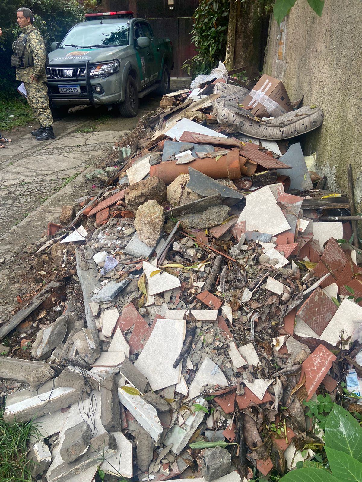 Polícia identifica resíduos de construção civil em terreno de Xerém