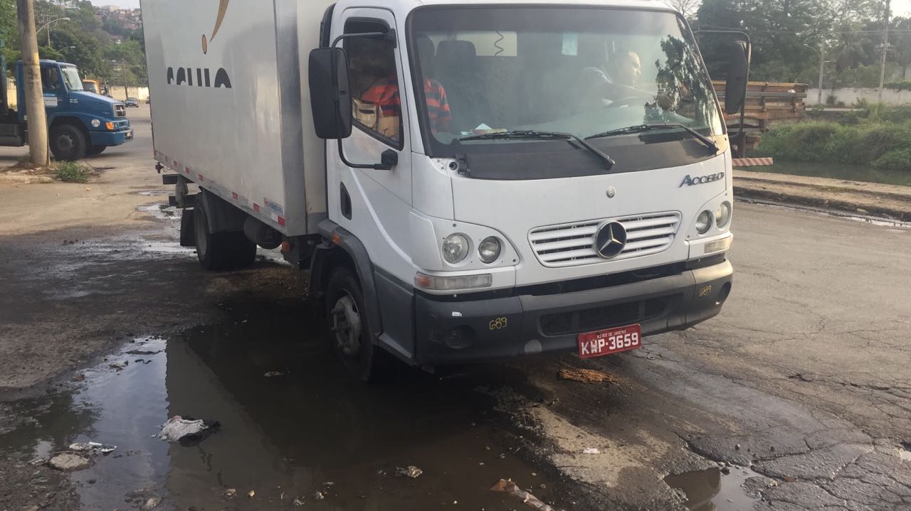 Policiais Militares recuperam carga roubada de caminhão cujo motorista era feito refém, após informação do Disque Denúncia