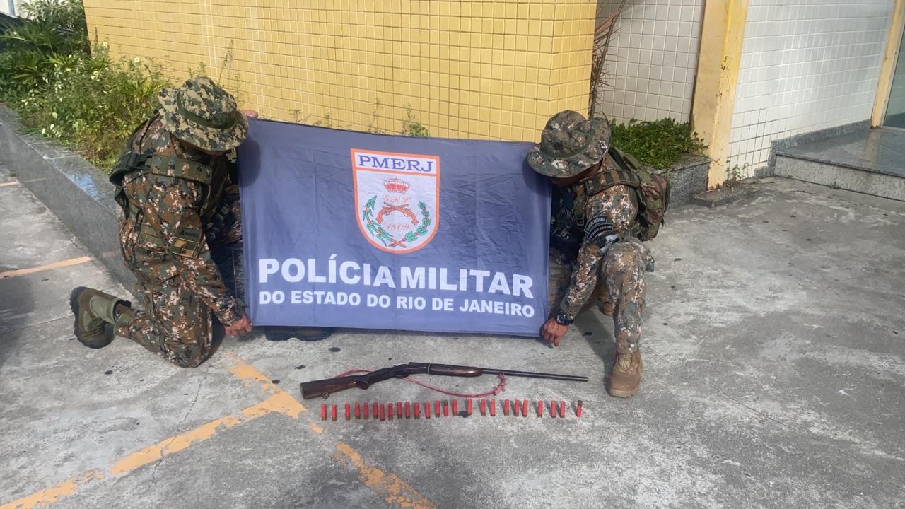 Após denúncia, 8ª UPAm apreende arma de fogo e munições em Rio das Ostras