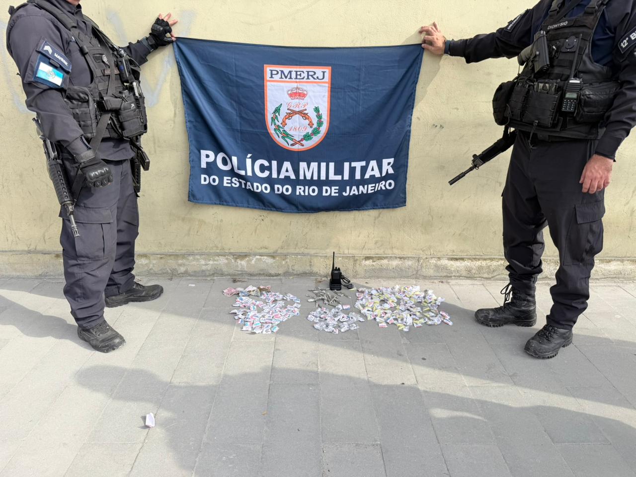 Militares do 12°BPM apreendem drogas e rádio transmissor em Niterói, com informações do Disque Denúncia