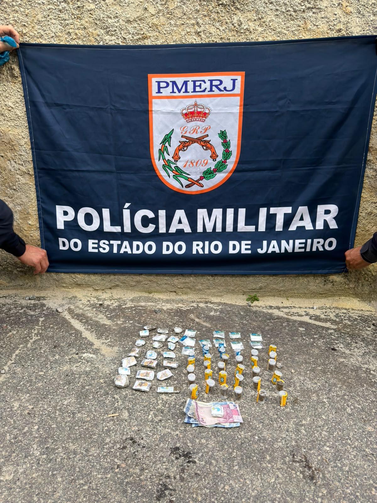 PMs do 12°BPM apreendem drogas em Niterói, com ajuda do Disque Denúncia
