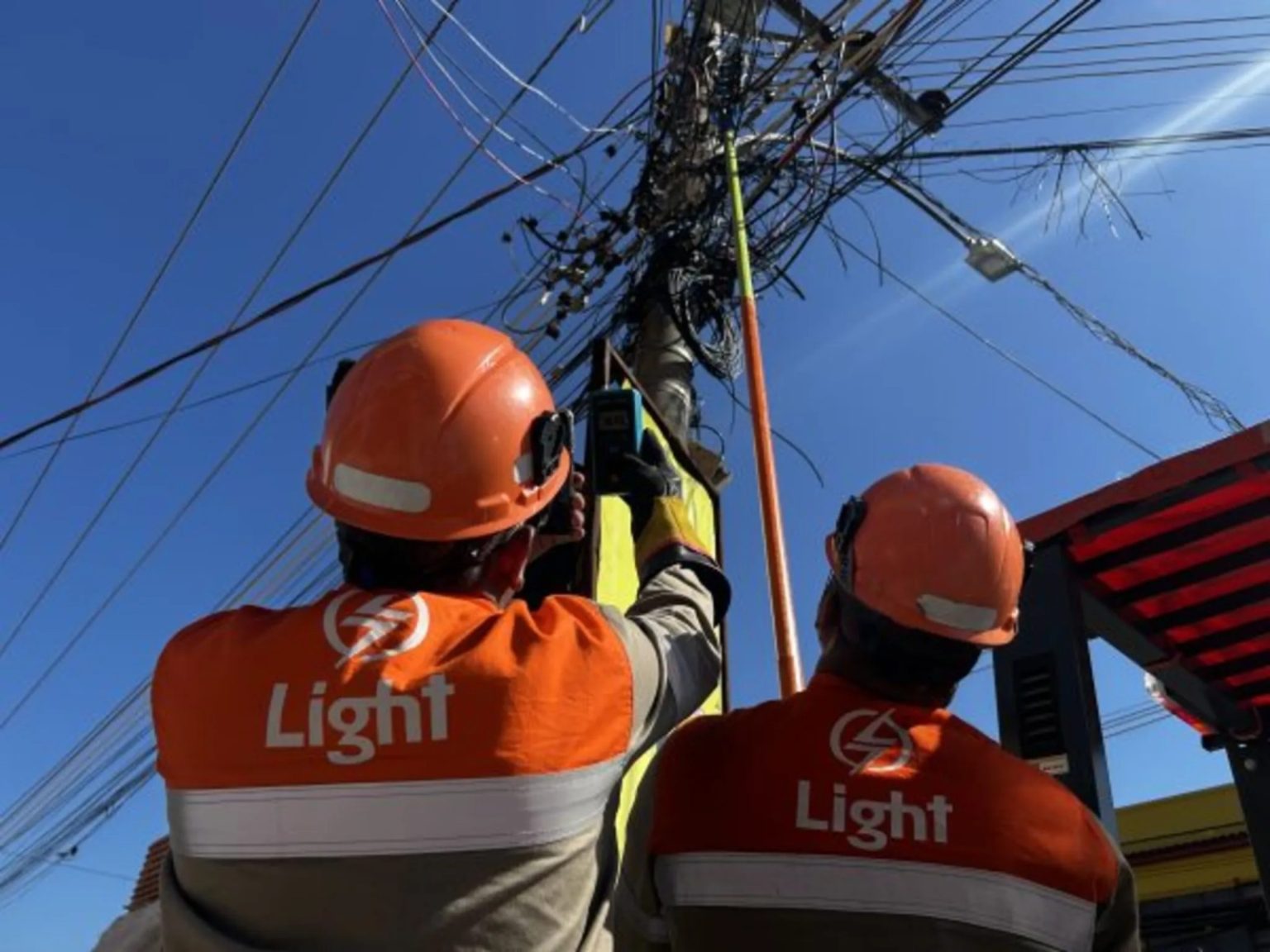 Light identifica mais de 5,3 mil irregularidades na rede só em junho