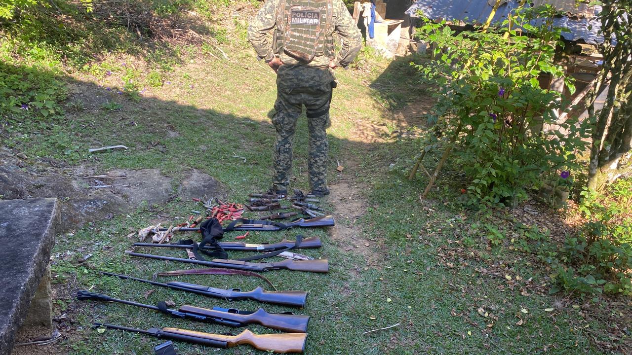 Armas de fogo e munições são apreendidas pela 5ª UPAm em Cachoeiras de Macacu, após denúncia de caça ilegal de animais feita ao Linha Verde 