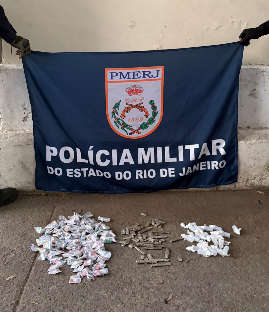 Informações do Disque Denúncia ajudam militares do 12° BPM a apreender drogas em Niterói