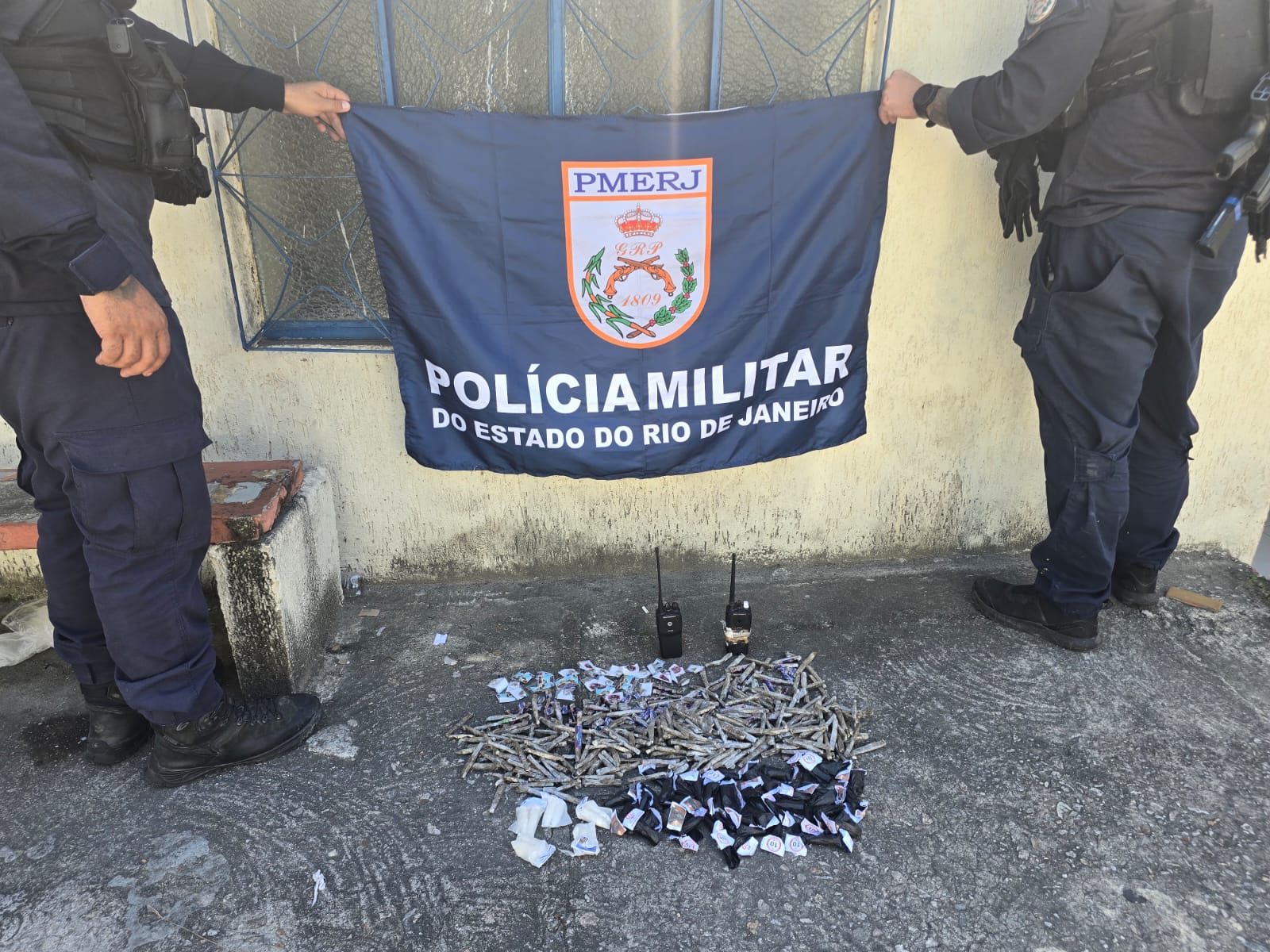 PM prende dois suspeitos por tráfico de drogas em São Gonçalo com apoio do Disque Denúncia