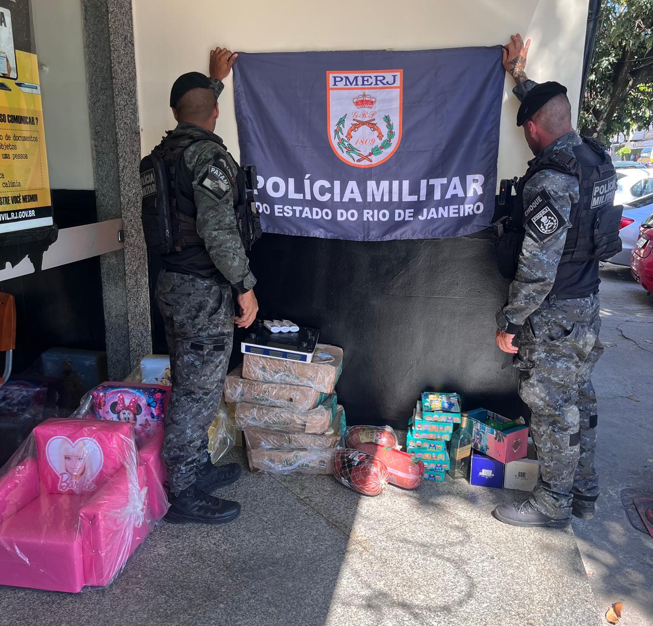 Batalhão de Choque apreende carga suspeita de roubo em comunidade da Zona Norte com apoio do Disque Denúncia