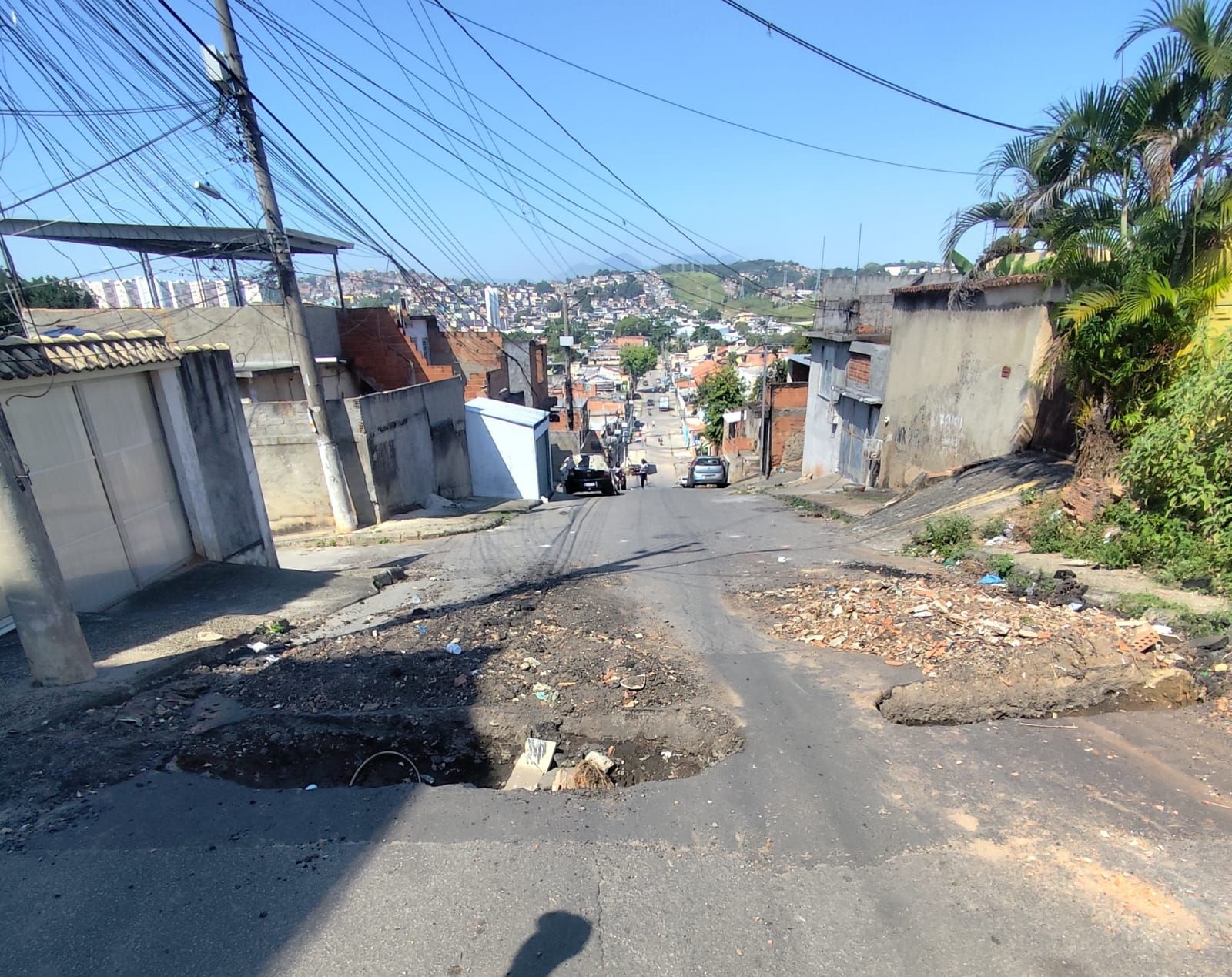 Militares do 21º BPM retiram barricadas em São João de Meriti, após informações do Disque Denúncia