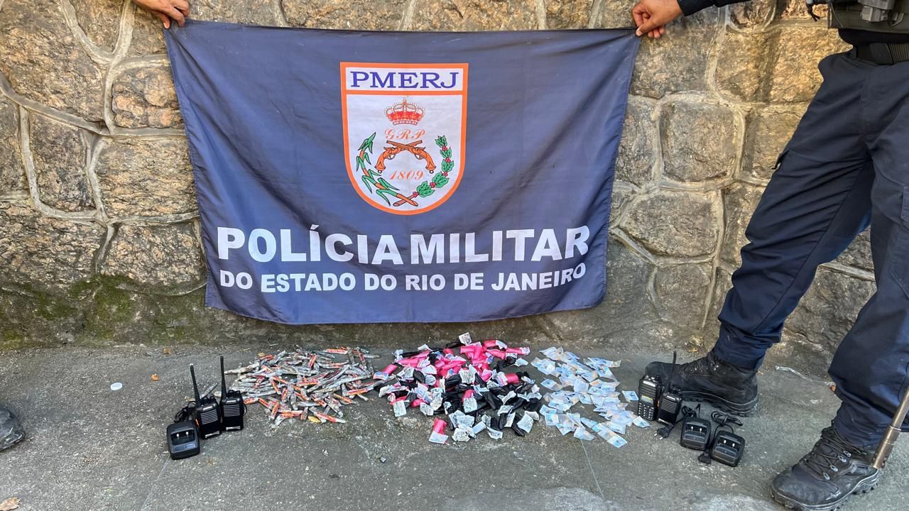 Ação do 12º BPM apreende drogas e radiotransmissores em comunidade de Niterói após denúncia ao Disque Denúncia