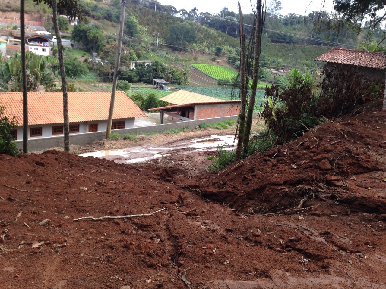 Polícia Ambiental encontra desmatamento, corte de talude, terraplanagem e abertura de estrada sem licença em Teresópolis com auxílio de denúncia