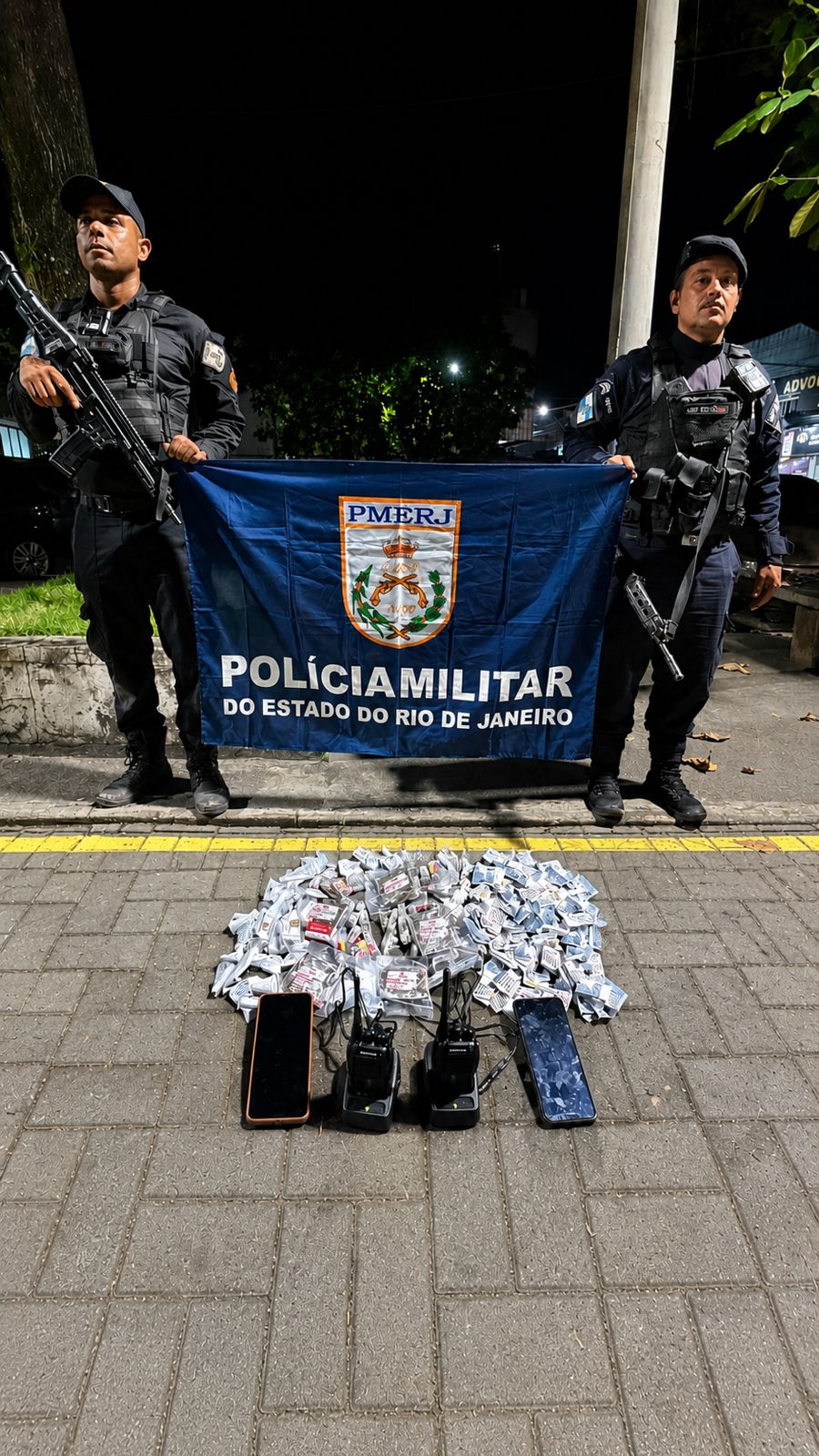39º BPM apreende rádios transmissores, celulares e drogas em Belford Roxo