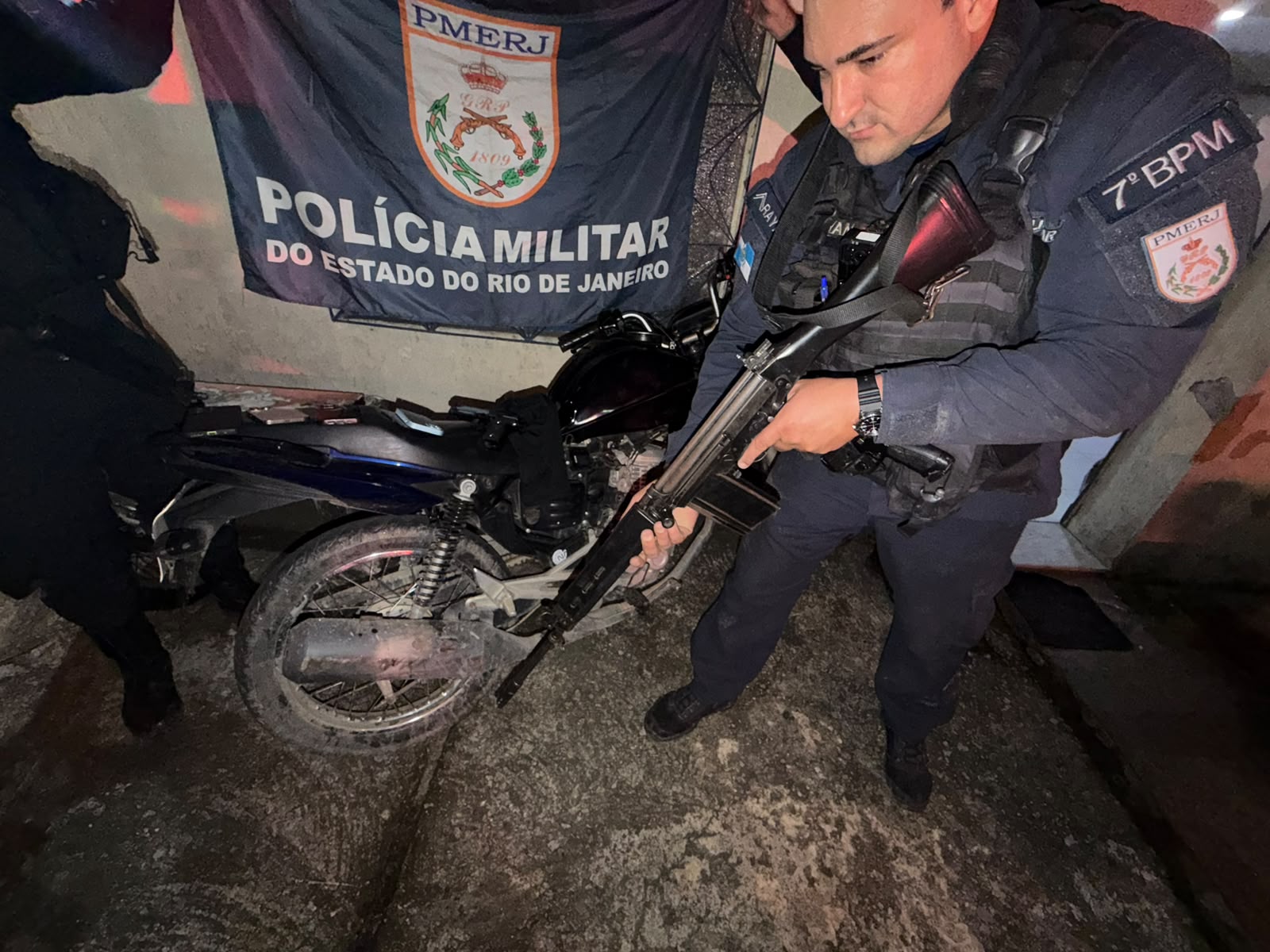 PMs do 7º BPM apreendem motos, celulares e simulacro de pistola em São Gonçalo
